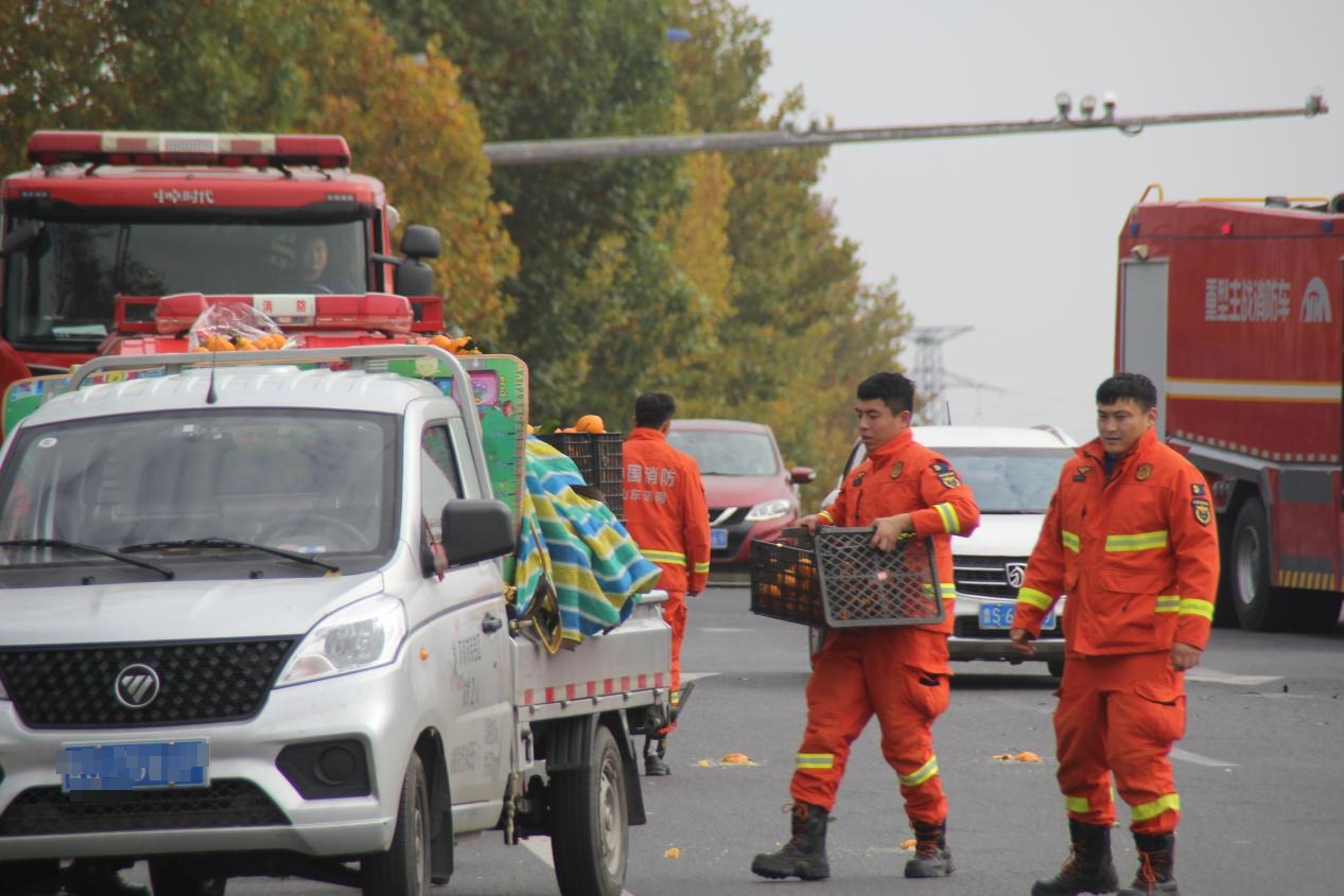 暖心!莱芜区消防队员暖心相助 化解水果散落交通难题 - 莱芜生活网