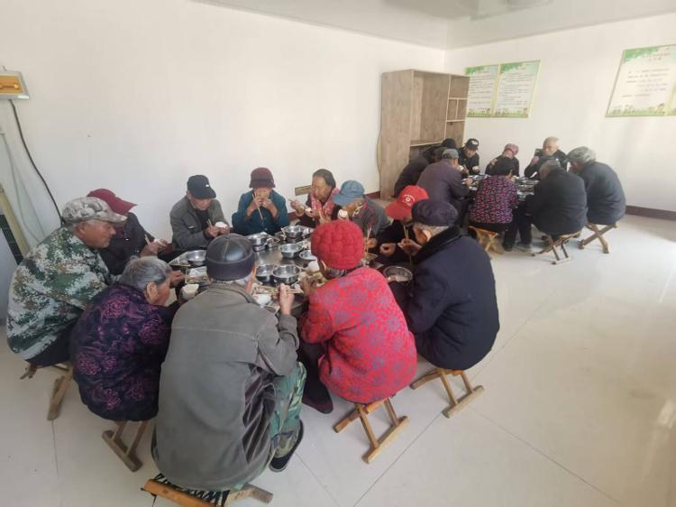 莱芜区茶业口镇埠口村开展老年人幸福院就餐活动