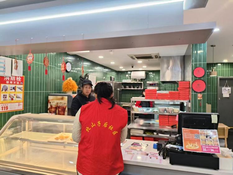 【城市管理进社区】莱芜区张家洼街道：落实“门前五包” 清理占道落地广告牌