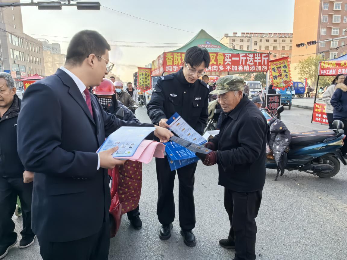 济南市公安局莱芜分局口镇派出所深入集市开展禁毒宣传活动