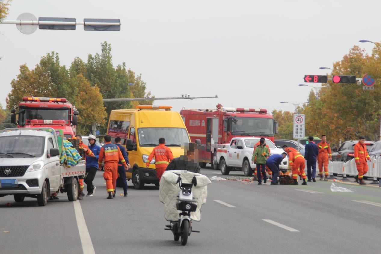 暖心!莱芜区消防队员暖心相助 化解水果散落交通难题 - 莱芜生活网