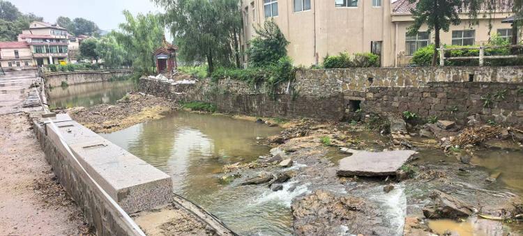 暴雨夜，一个人，一面旗 ――记心系群众安危的村党支部书记李富胜 - 莱芜生活网