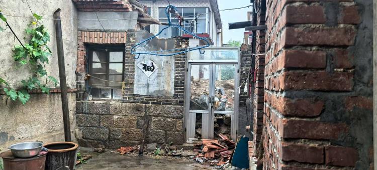 暴雨夜，一个人，一面旗 ――记心系群众安危的村党支部书记李富胜 - 莱芜生活网