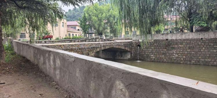 暴雨夜，一个人，一面旗 ――记心系群众安危的村党支部书记李富胜 - 莱芜生活网