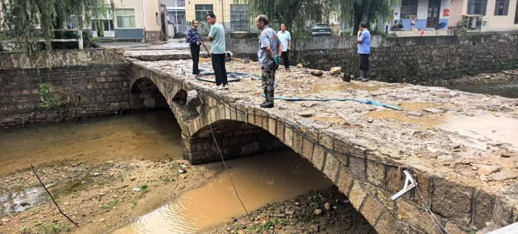 暴雨夜，一个人，一面旗 ――记心系群众安危的村党支部书记李富胜 - 莱芜生活网