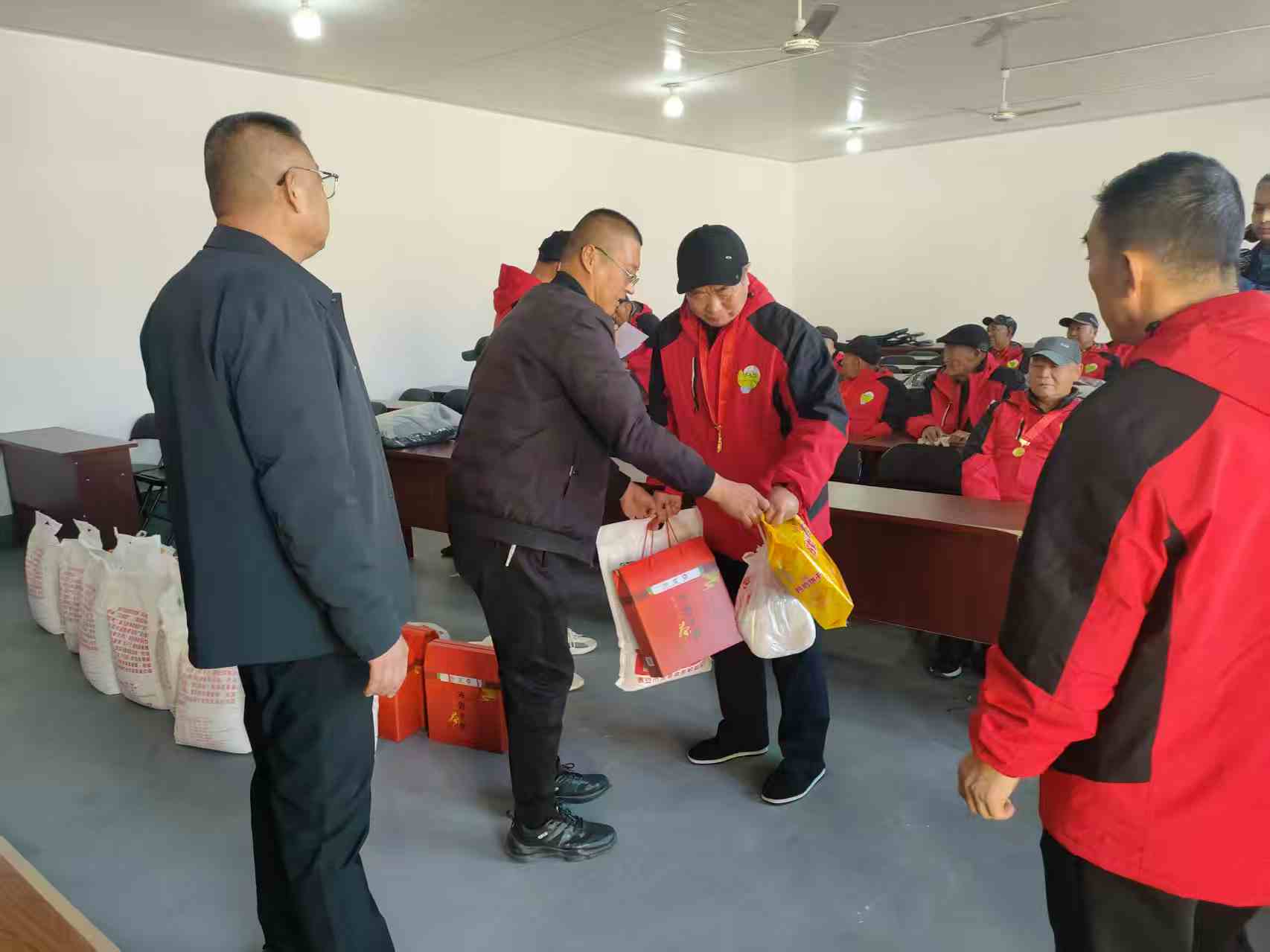 莱芜区方下街道鲁西村携手莱芜区红石公益服务中心开展暖心慰问志愿服务活动 - 莱芜生活网