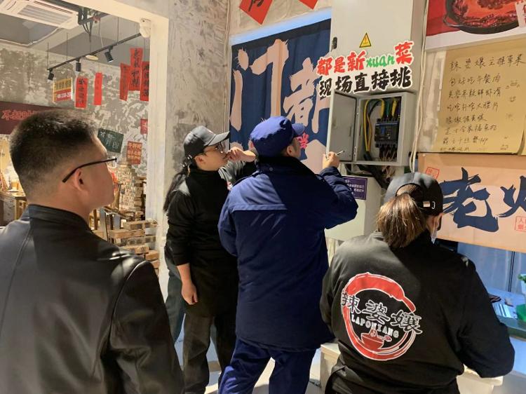 莱芜区凤城街道皇庭港湾社区联合消防部门开展“九小场所”消防燃气安全专项检查