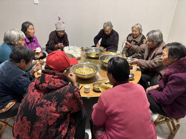 茶业口镇西嵬石村幸福院暖心聚餐――“餐餐烟火气，满院幸福情”