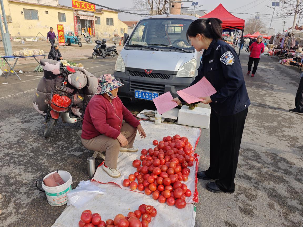 济南市公安局莱芜区分局口镇派出所深入口镇大集开展反邪教宣传 - 莱芜生活网