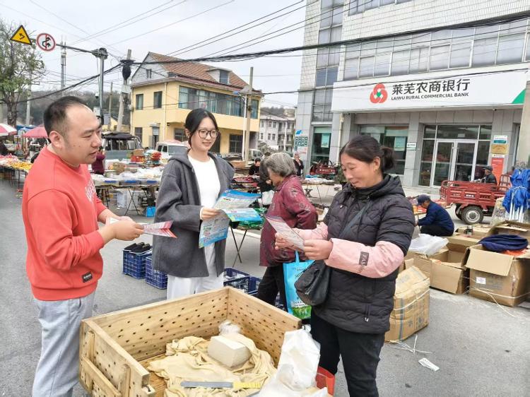 消防宣传进大集 安全知识暖民心――莱芜区茶业口镇开展农村消防安全宣传活动