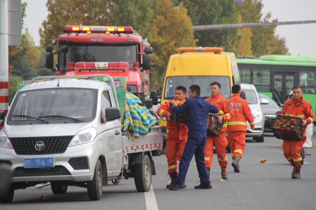 暖心!莱芜区消防队员暖心相助 化解水果散落交通难题 - 莱芜生活网