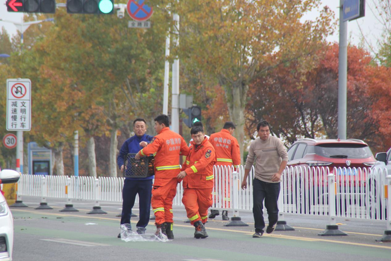 暖心!莱芜区消防队员暖心相助 化解水果散落交通难题 - 莱芜生活网