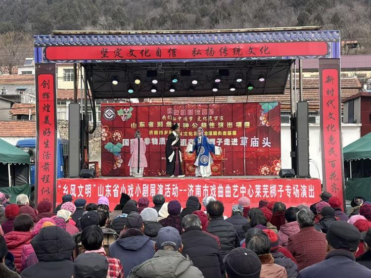 莱芜区和庄镇：四天连唱十二出 村民过足戏瘾