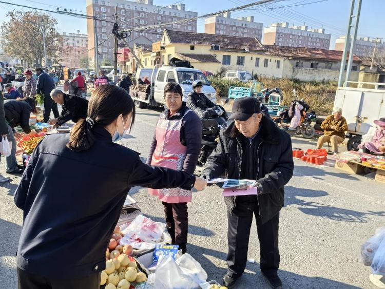 济南市公安局莱芜区分局口镇派出所深入集市开展禁毒宣传活动 - 莱芜生活网