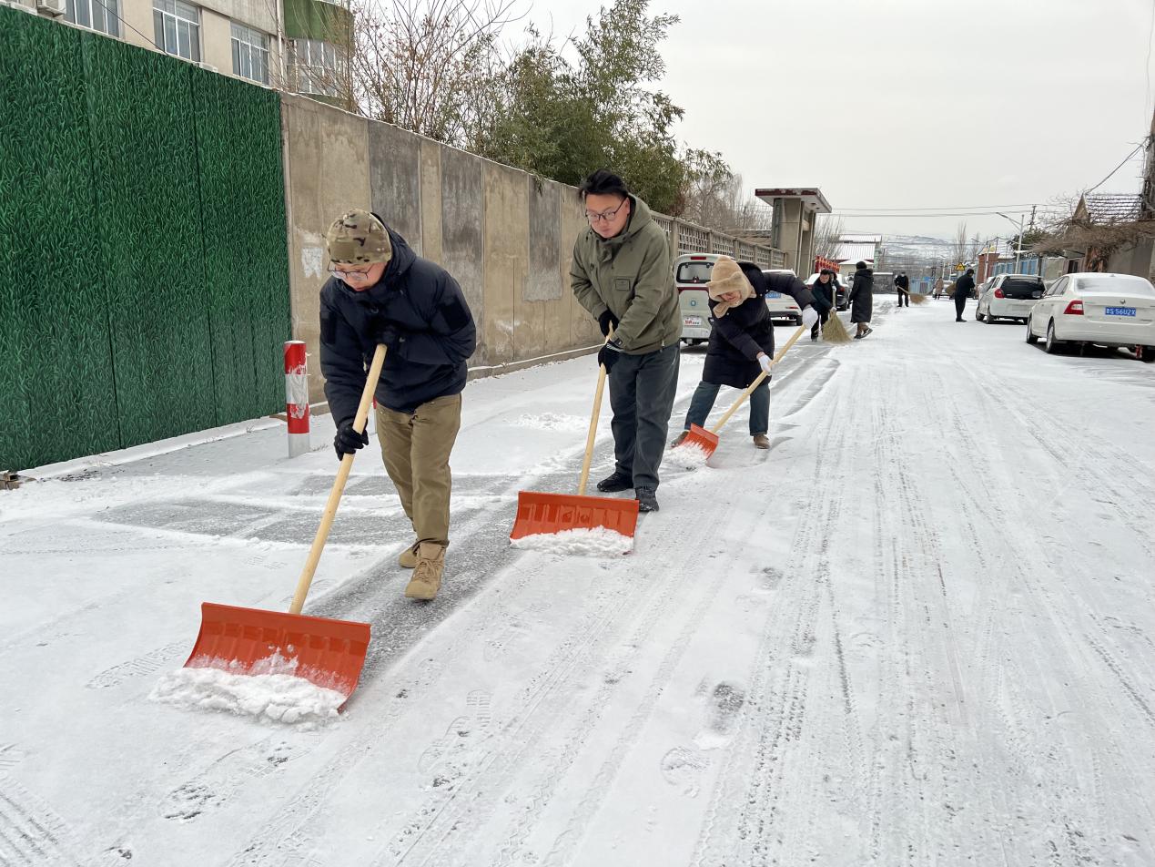 莱芜区高庄街道南山社区:雪后即清保畅通,干群同心除冰忙 - 莱芜生活网