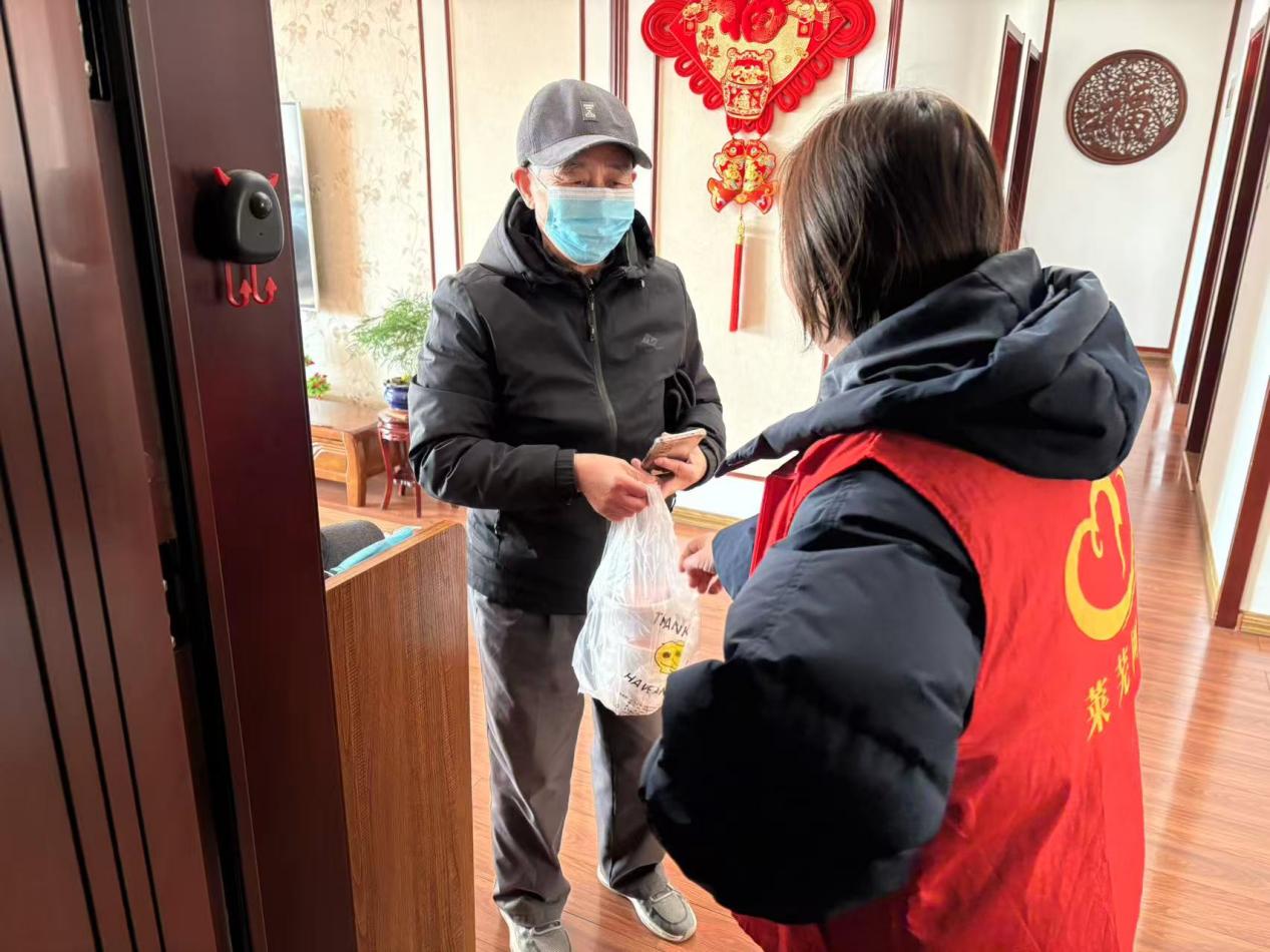 【文化社区・文化书院】莱芜区张家洼街道鲁矿西区社区开展“寻味传统腊八・共赴邻里温情”主题活动 - 莱芜生活网