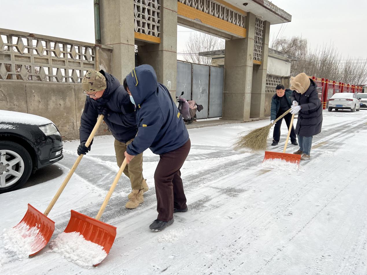 莱芜区高庄街道南山社区：雪后即清保畅通，干群同心除冰忙