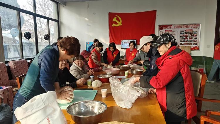 “‘饺’聚暖冬・指尖传情” 莱芜区张家洼街道鲁矿西区社区开展邻里同乐会