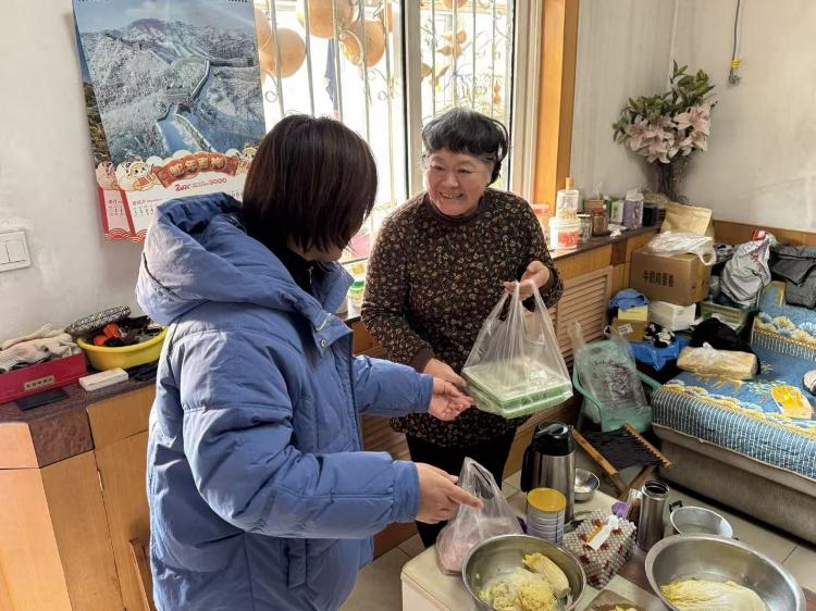 “‘饺’聚暖冬・指尖传情” 莱芜区张家洼街道鲁矿西区社区开展邻里同乐会 - 莱芜生活网