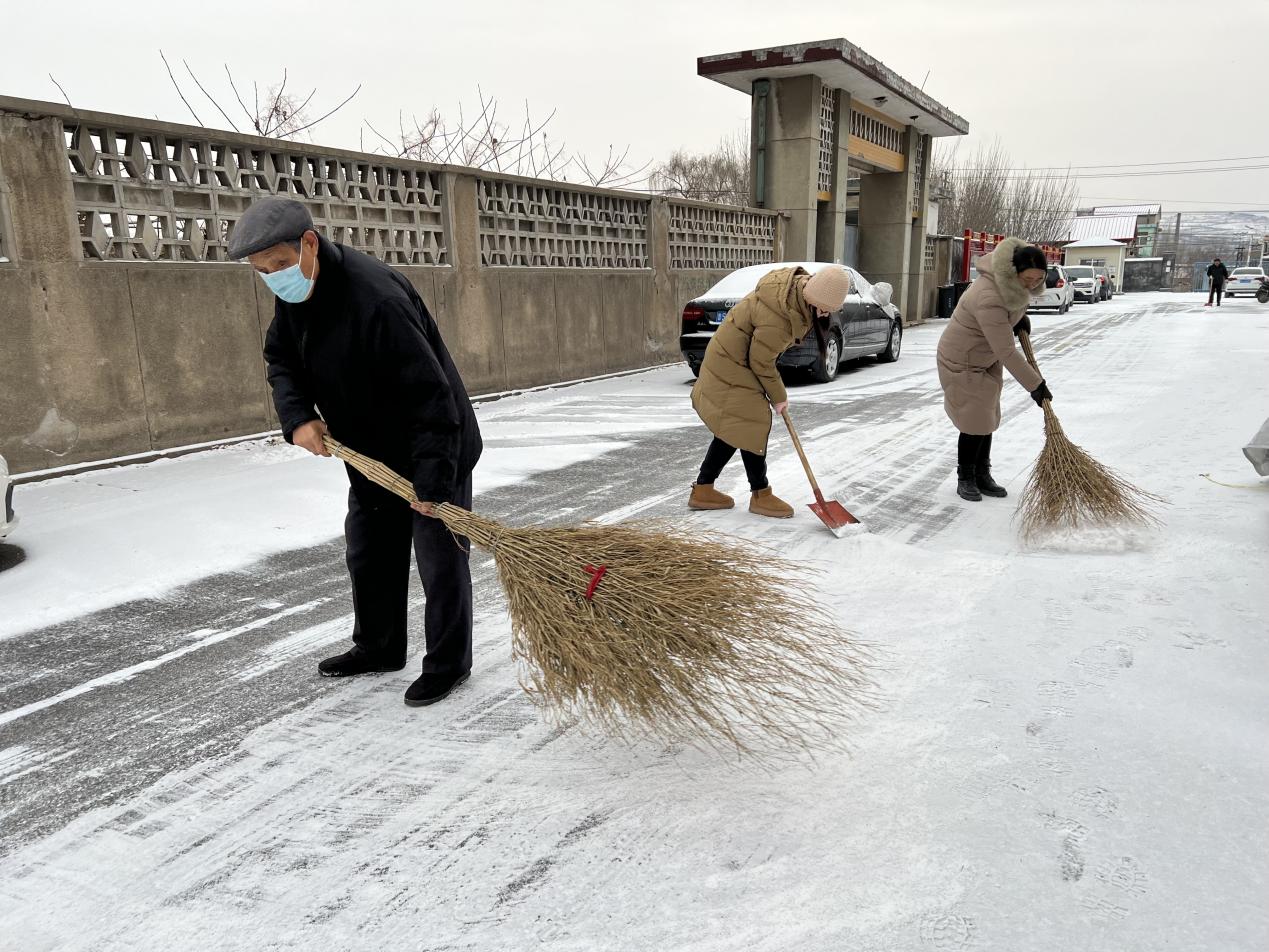 莱芜区高庄街道南山社区:雪后即清保畅通,干群同心除冰忙 - 莱芜生活网