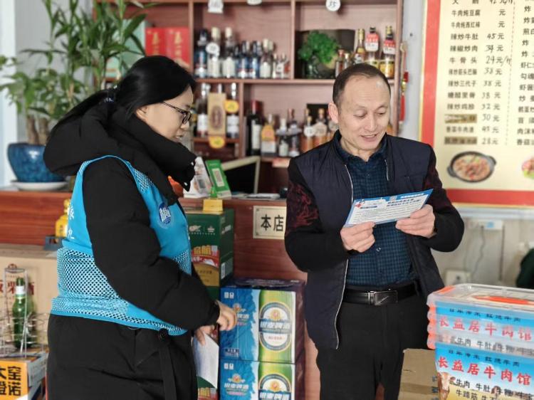 莱芜区凤城街道小曹村社区开展“抵制邪教侵害 守护和谐社区”宣传活动