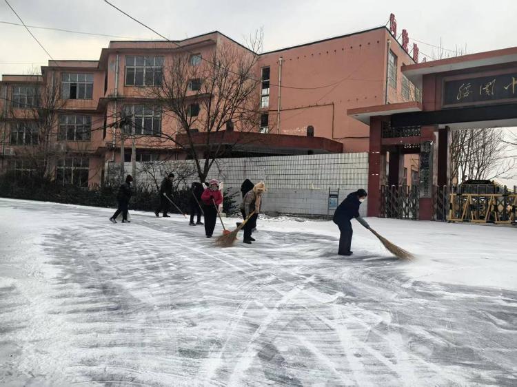 莱芜区茶业口镇南腰关村：寒冬除雪暖民心，暖心护航平安路