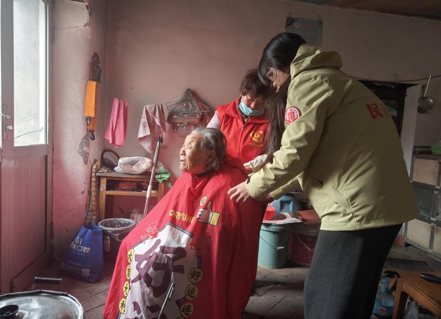 雪野街道民政社工站开展“爱心义剪暖乡村，身心护航伴暮年”义剪活动 - 莱芜生活网