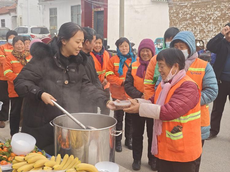腊粥暖“新” 情系环卫 莱芜区大王庄镇总工会联合多方村委送暖