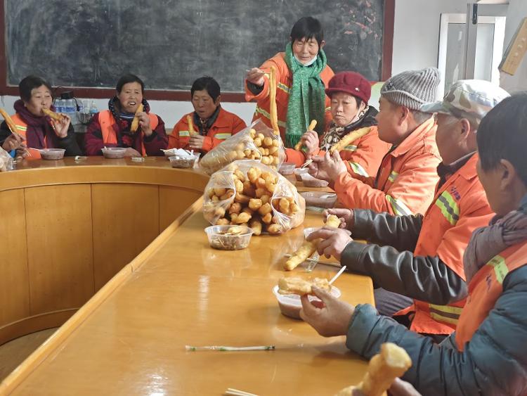 腊粥暖“新” 情系环卫 莱芜区大王庄镇总工会联合多方村委送暖 - 莱芜生活网