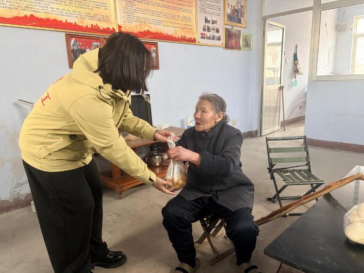 莱芜区张家洼街道民政社工站开展“爱在夕阳――烟火暖夕阳，温暖老人心”助餐活动 - 莱芜生活网