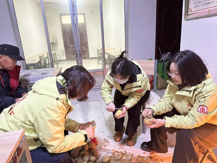 莱芜区张家洼街道民政社工站开展“爱在夕阳――烟火暖夕阳，温暖老人心”助餐活动 - 莱芜生活网