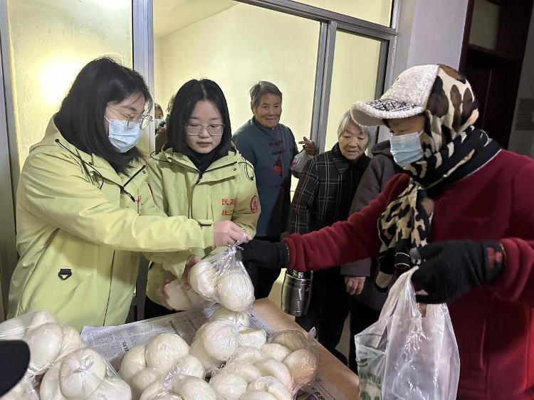 莱芜区张家洼街道民政社工站开展“爱在夕阳――烟火暖夕阳，温暖老人心”助餐活动 - 莱芜生活网