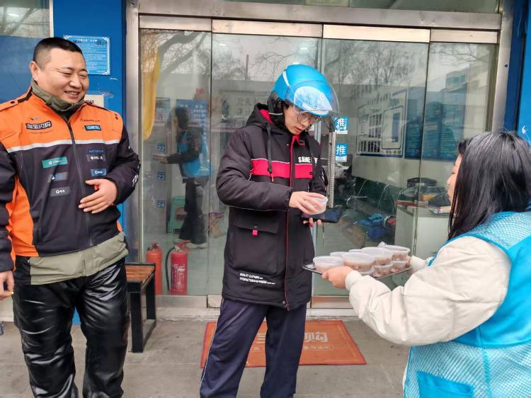 【社会主义核心价值观“五个融入”】莱芜区凤城街道万福园社区：粥暖腊八 情系骑手