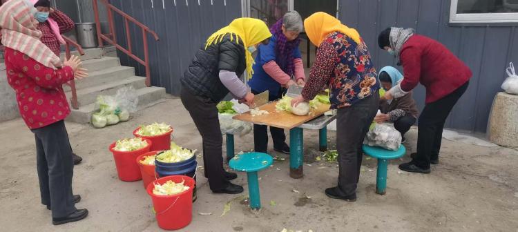 【社会主义核心价值观“五个融入”】莱芜区茶业口镇阁老村：浓情腊八至 敬老暖乡情