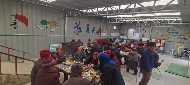 【社会主义核心价值观“五个融入”】莱芜区茶业口镇阁老村：浓情腊八至 敬老暖乡情 - 莱芜生活网