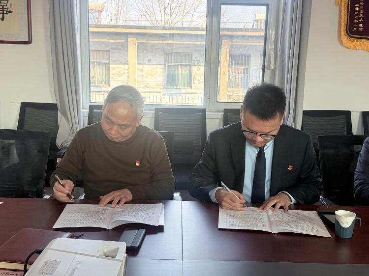 莱芜区高庄街道华泰社区党委与莱芜农商银行南冶支行党支部举行党建共建签约仪式