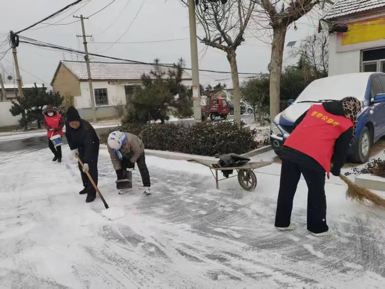 雪野街道雪野村：闻雪而动清冰雪 守护村民平安路