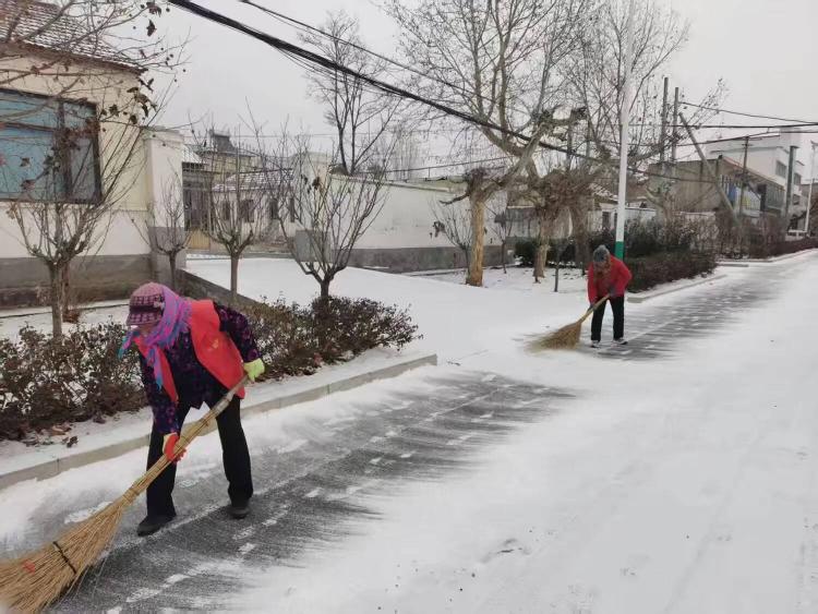 雪野街道雪野村：闻雪而动清冰雪 守护村民平安路 - 莱芜生活网