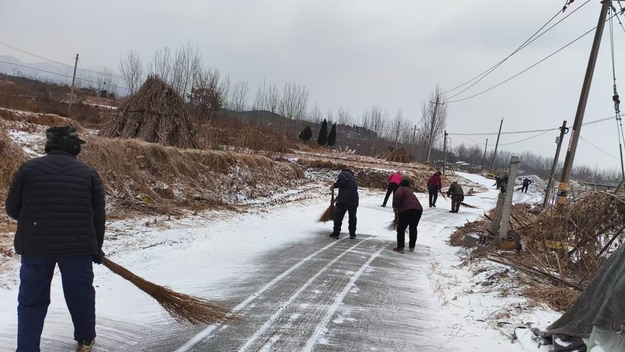 大王庄镇虎口崖村：扫雪除冰暖人心 保障安全出行路