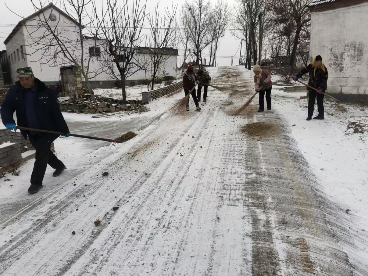 大王庄镇虎口崖村：扫雪除冰暖人心 保障安全出行路 - 莱芜生活网